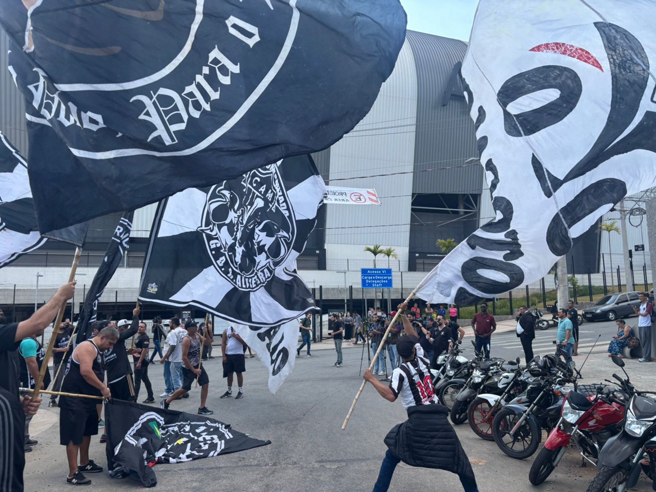 Torcida do Atlético protestando na Arena MRV