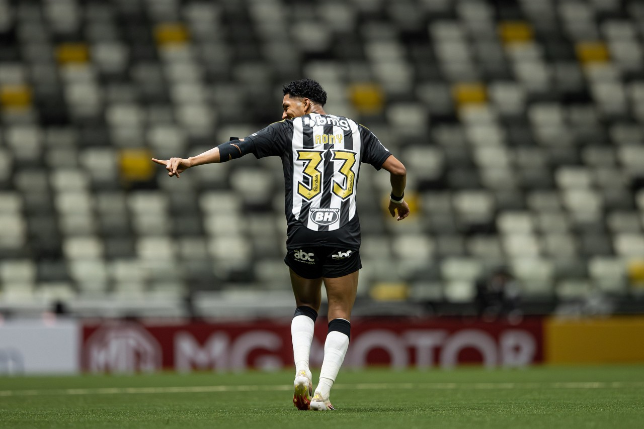 Rony celebra gol pelo Atlético