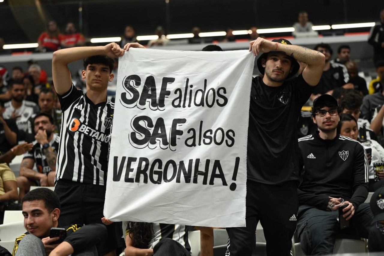 Torcida do Galo protesta contra a SAF na Arena MRV