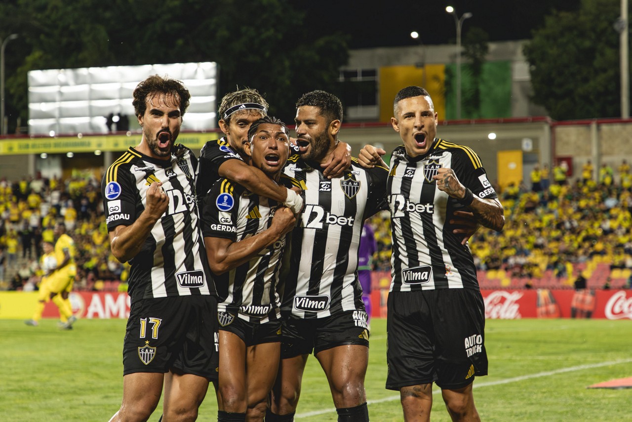 Jogadores celebram gol da vitória na Colômbia