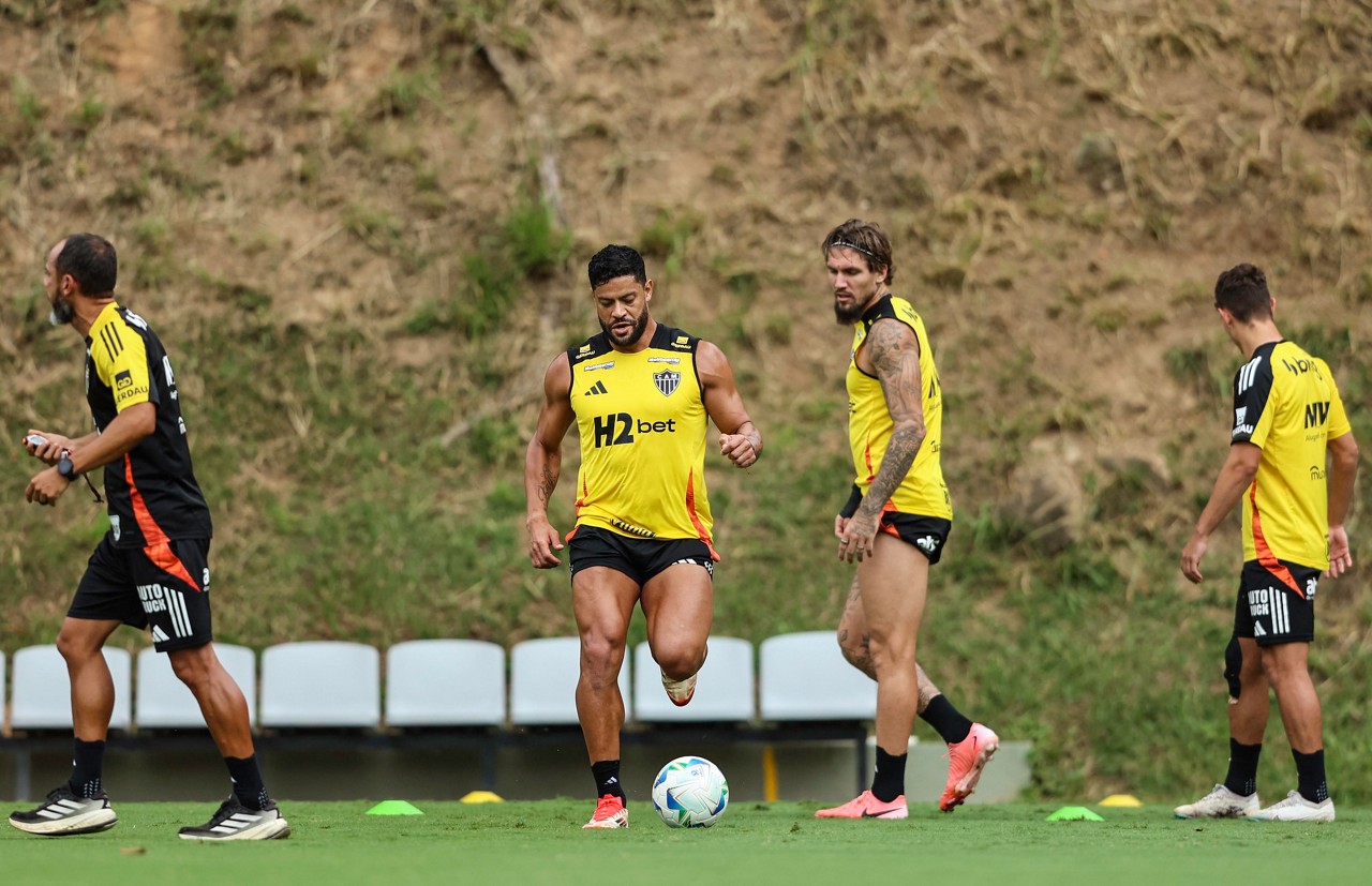 Jogadores em ação no treino do Atlético