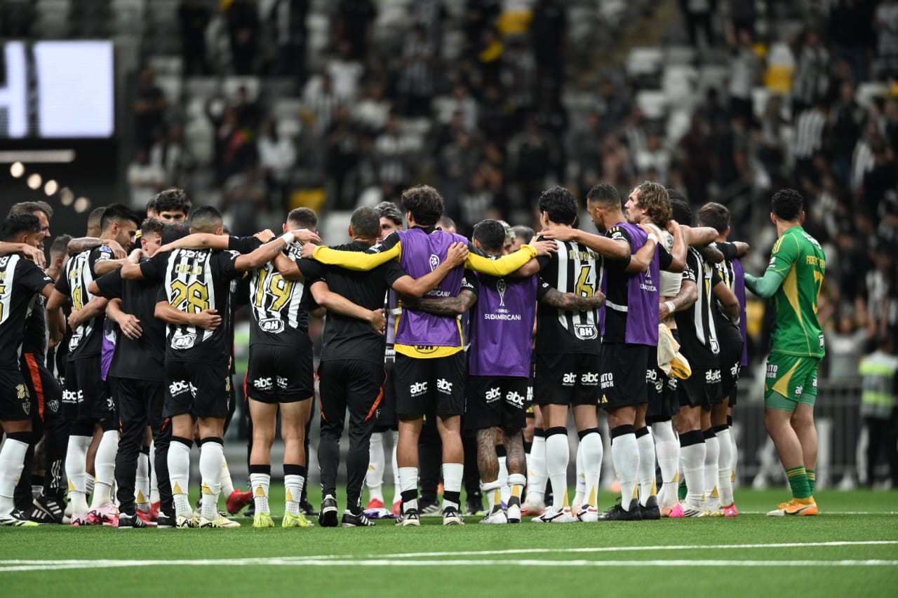 Jogadores do Atlético na partida diante do Bucaramanga na Arena MRV
