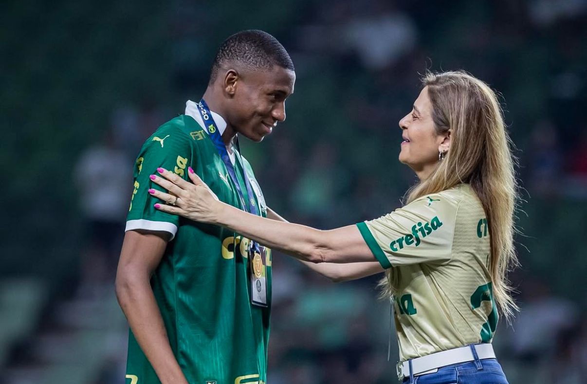 Patrick é cumprimentado pela presidente do Palmeiras, Leila Pereira, após a conquista do Brasileirão Sub-20 