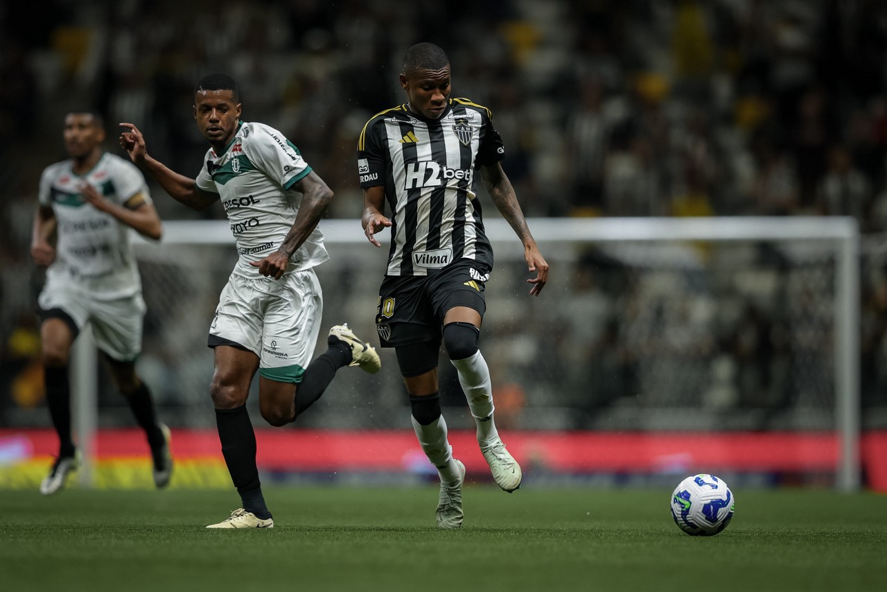 Patrick em ação diante do Maringá; ele marcou um dos gols na goleada de 4x0 na Arena MRV