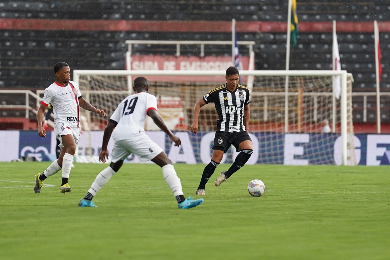 Pouso Alegre e Atlético se enfrentaram neste domingo (26) pelo Campeonato Mineiro