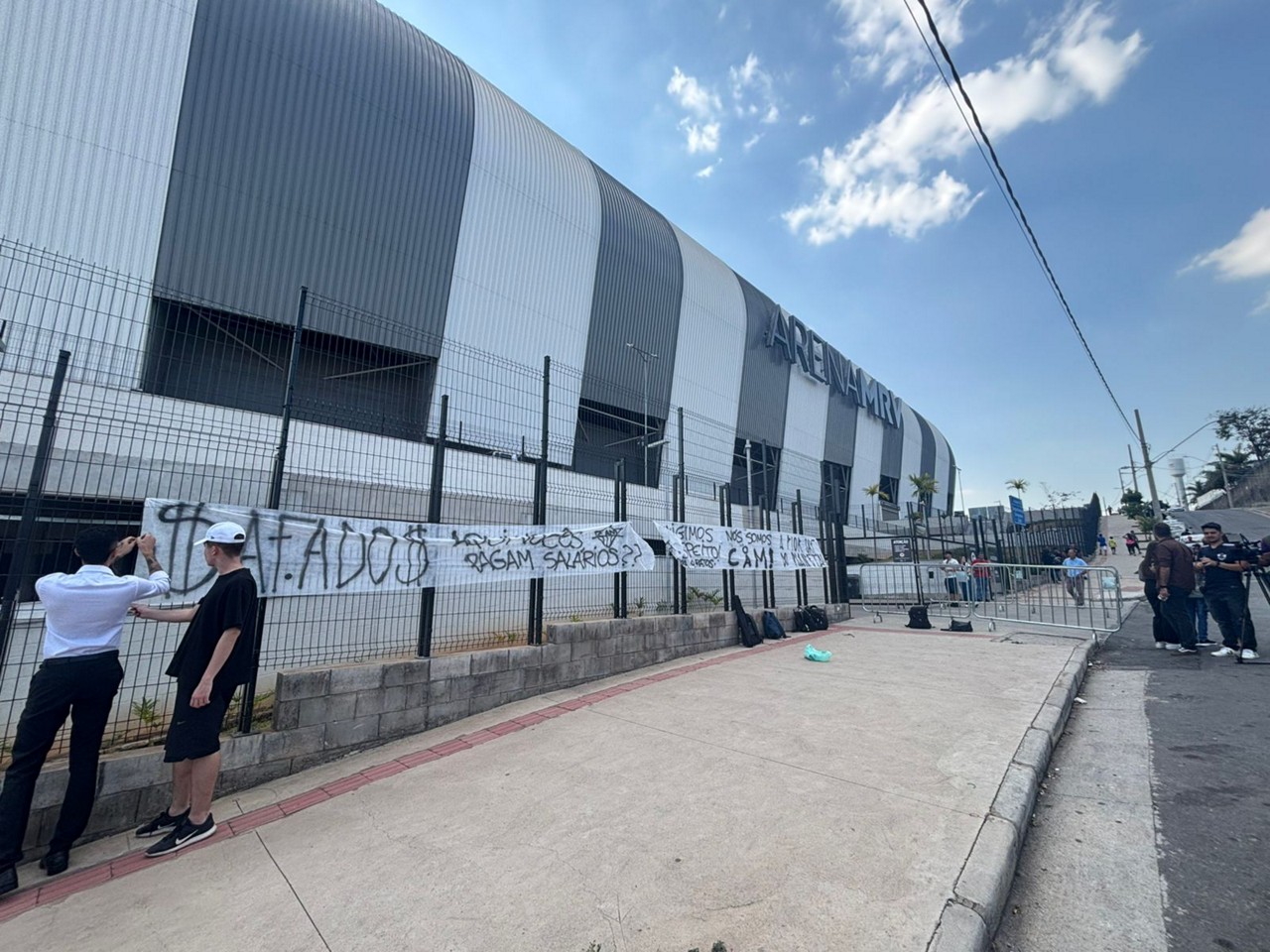 Torcedores colocaram faixas nos arredores da Arena MRV