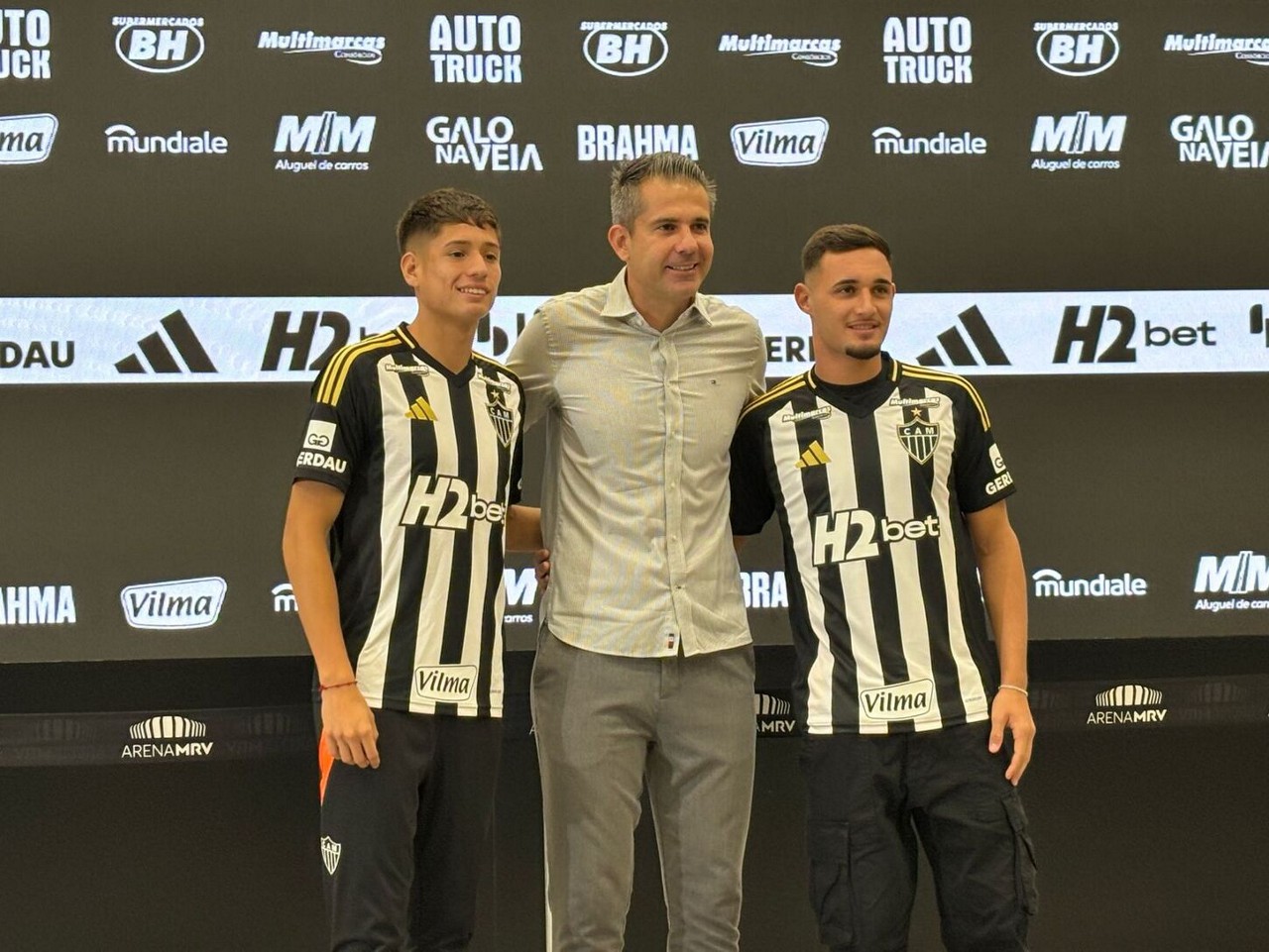 Ivan Roman e João Marcelo posam ao lado de Victor Baggy