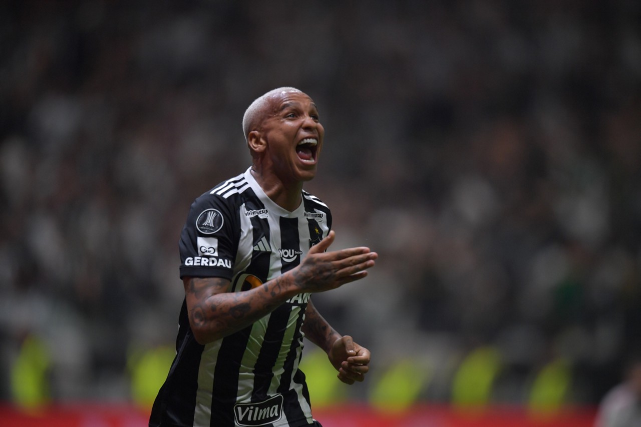 Deyverson marcou dois gols e participou do terceiro do Atlético