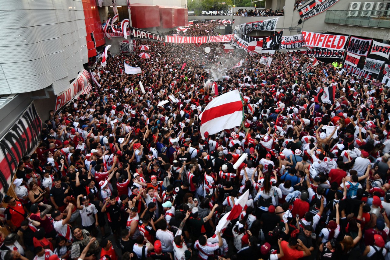 Torcedores do River nos arredores do estádio Monumental