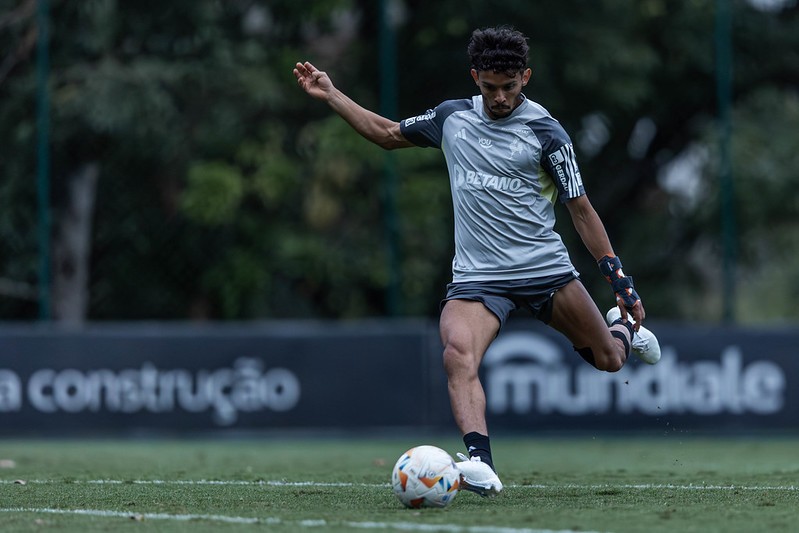 Líder de assistências do time no ano, Gustavo Scarpa está confirmado para o duelo contra o River