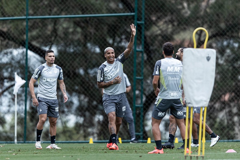 Atlético conta com o retorno do atacante Deyverson, que pode começar a partida entre os titulares