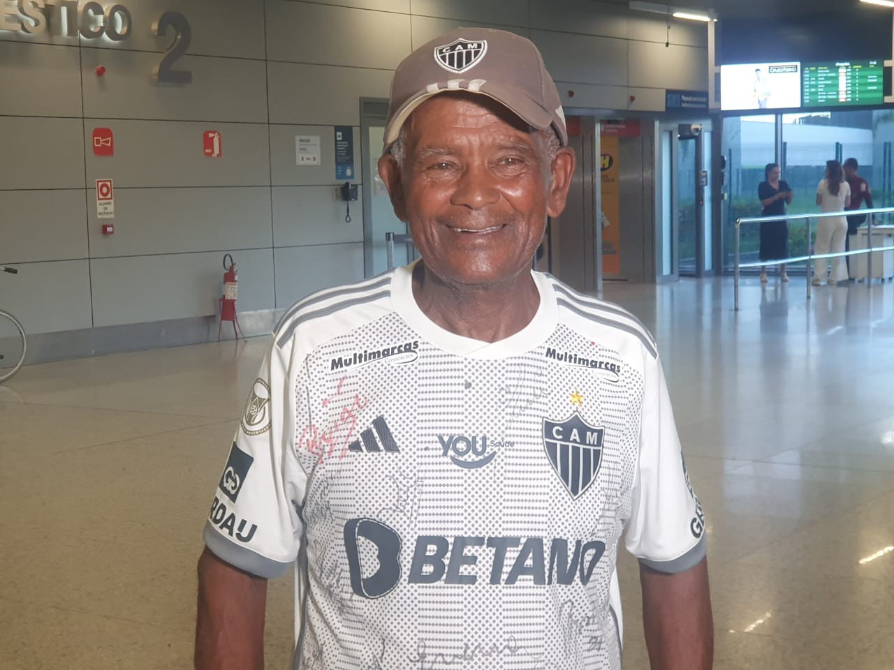 Seu Laerte passa horas em Confins para aguardar desembarque de Rony, do Atlético