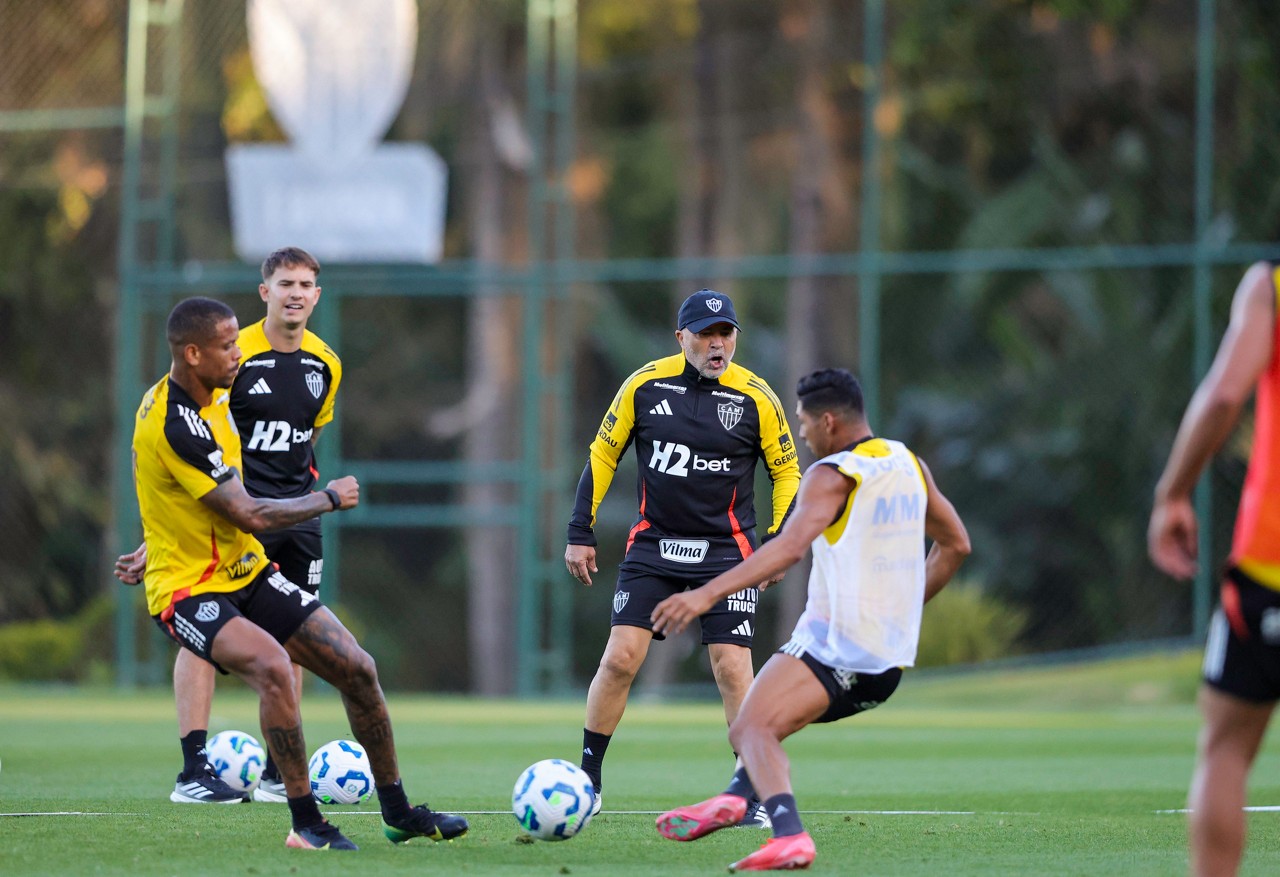 Sampaoli pode rumo de atletas do Galo