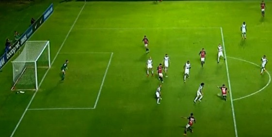 Lance de San Lorenzo x Atlético mostrando jogador da equipe argentina em impedimento 