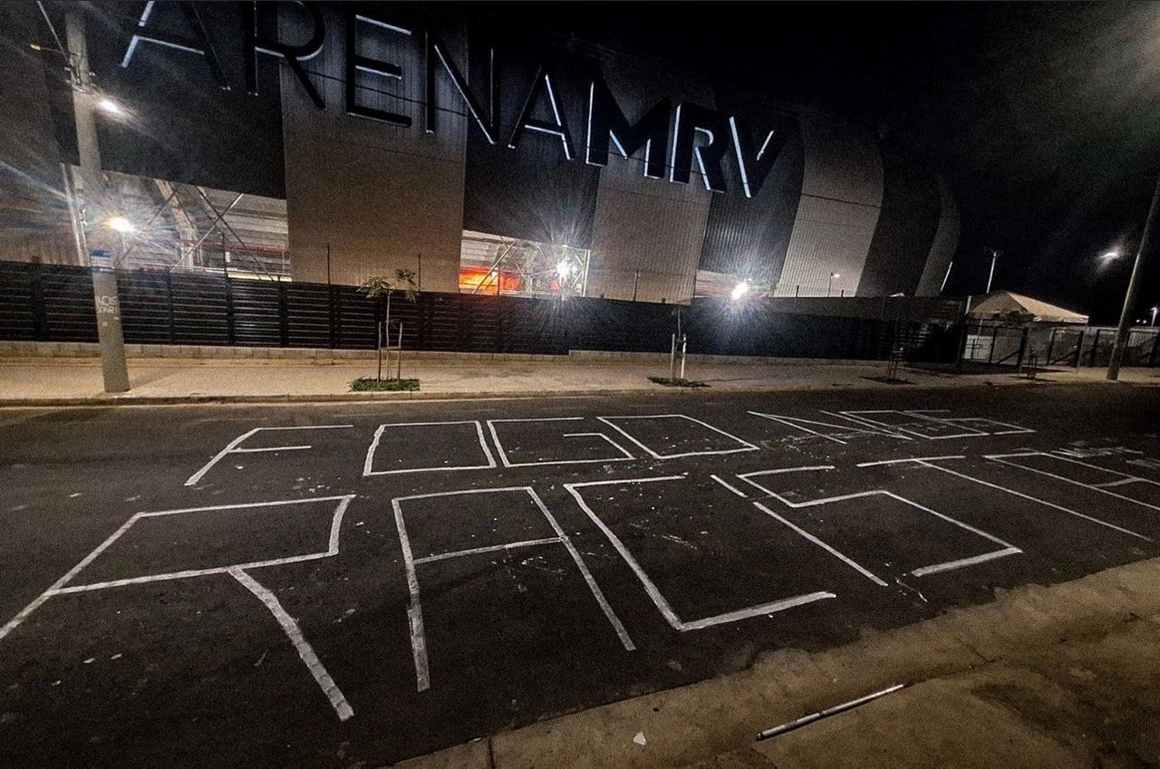 Faixas foram esticadas e mensagens escritas nas ruas no entorno do setor visitante da Arena MRV