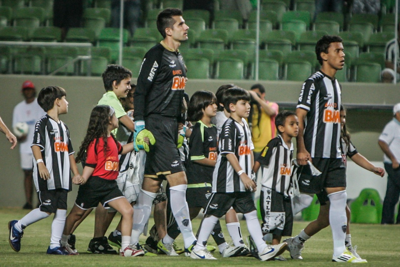 Victor entrando em campo para sua estreia pelo Atlético em 8 de julho de 2012