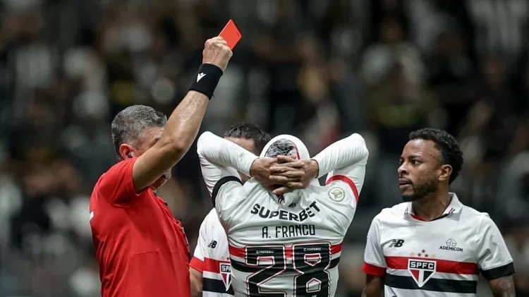 Árbitro Marcelo de Lima Henrique mostra cartão vermelho para Alan Franco na partida entre Atlético e São Paulo
