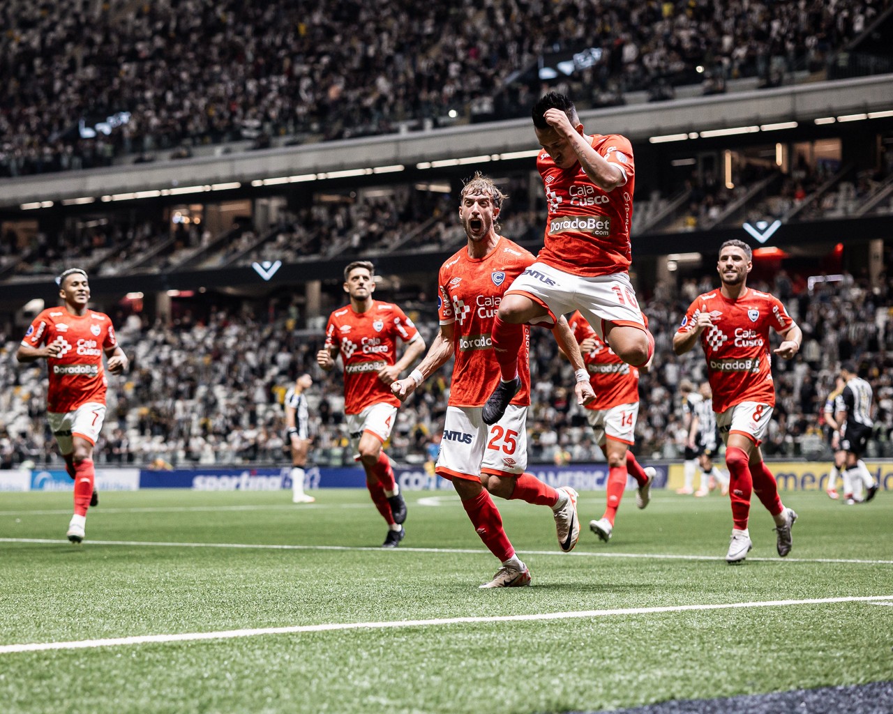 Cueva comemora com companheiros o gol de empate do Cienciano na Arena MRV