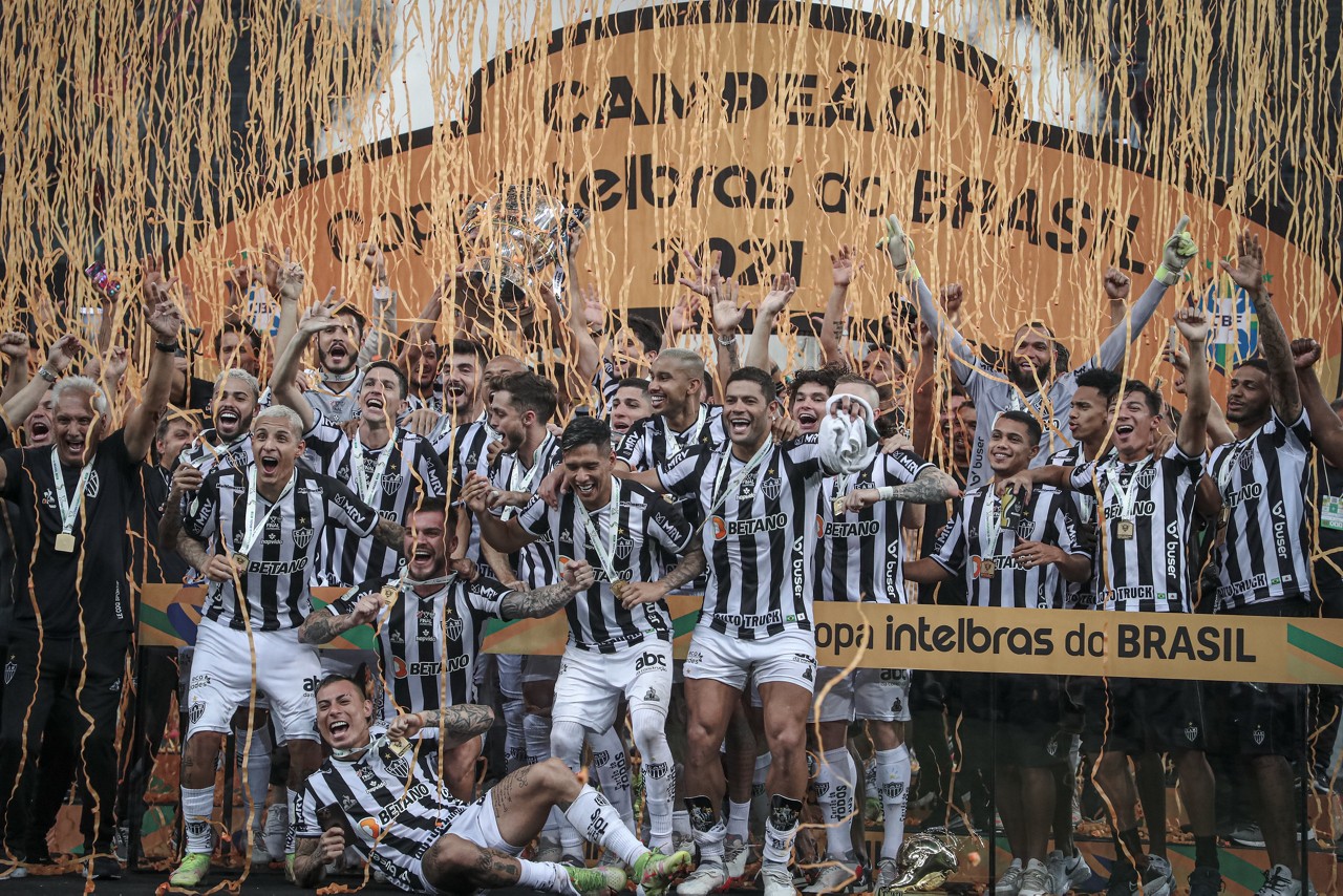 Galo experimentou a "prateleira de cima" do Brasil em 2021, enfileirando taças