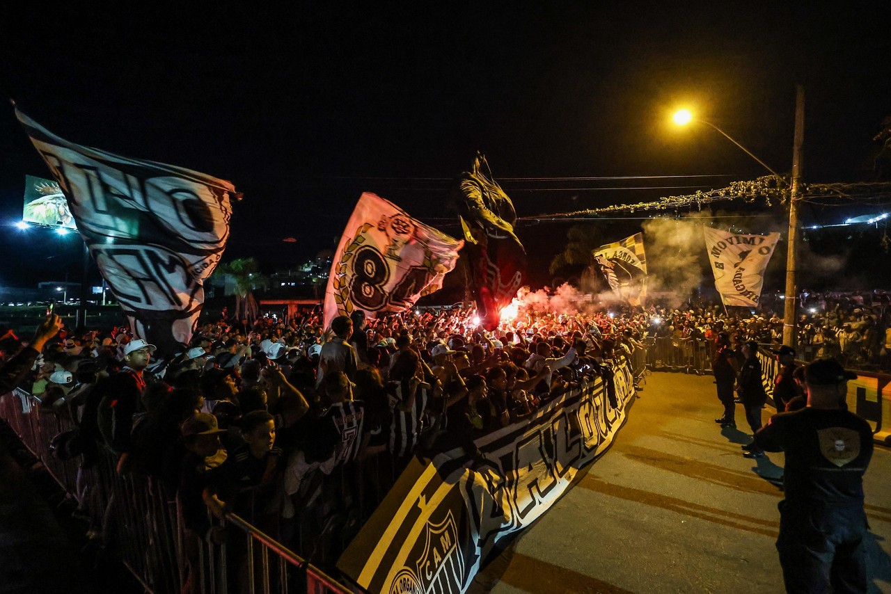 Torcida na porta da Cidade do Galo