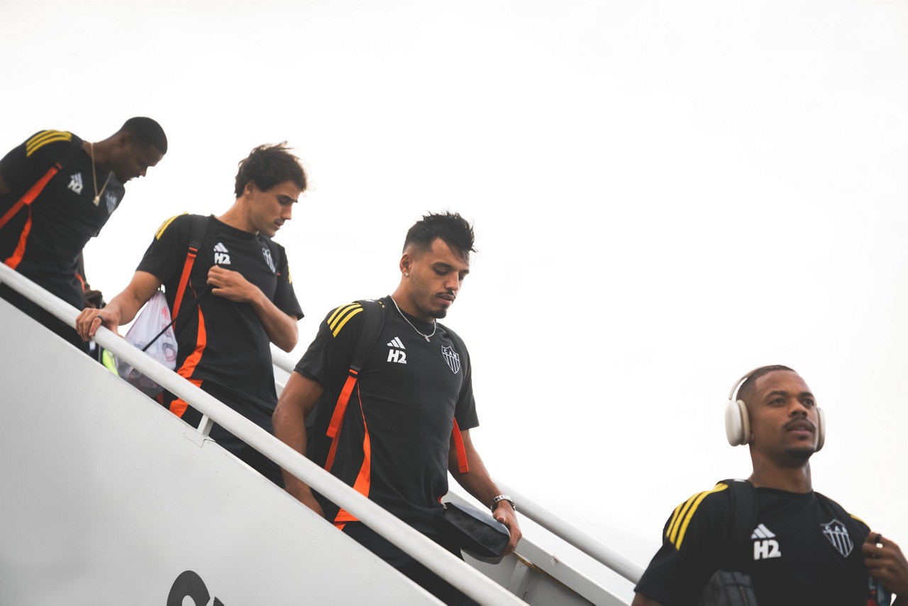Delegação do Atlético desembarca em Salvador para jogo contra o Vitória 