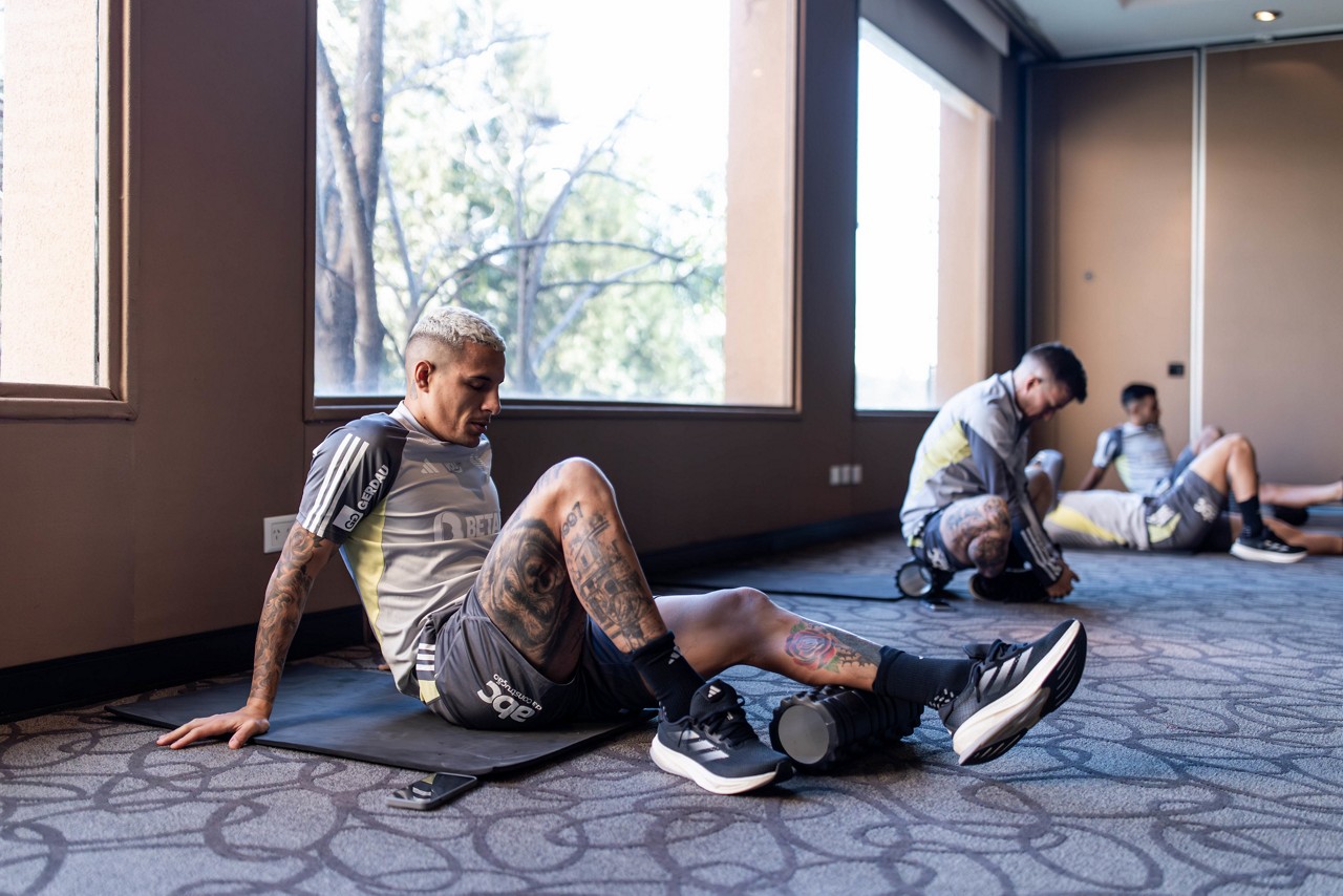 Jogadores que foram titulares contra o San Lorenzo, como Arana e Bernard, participaram de um treino regenerativo no hotel em Buenos Aires