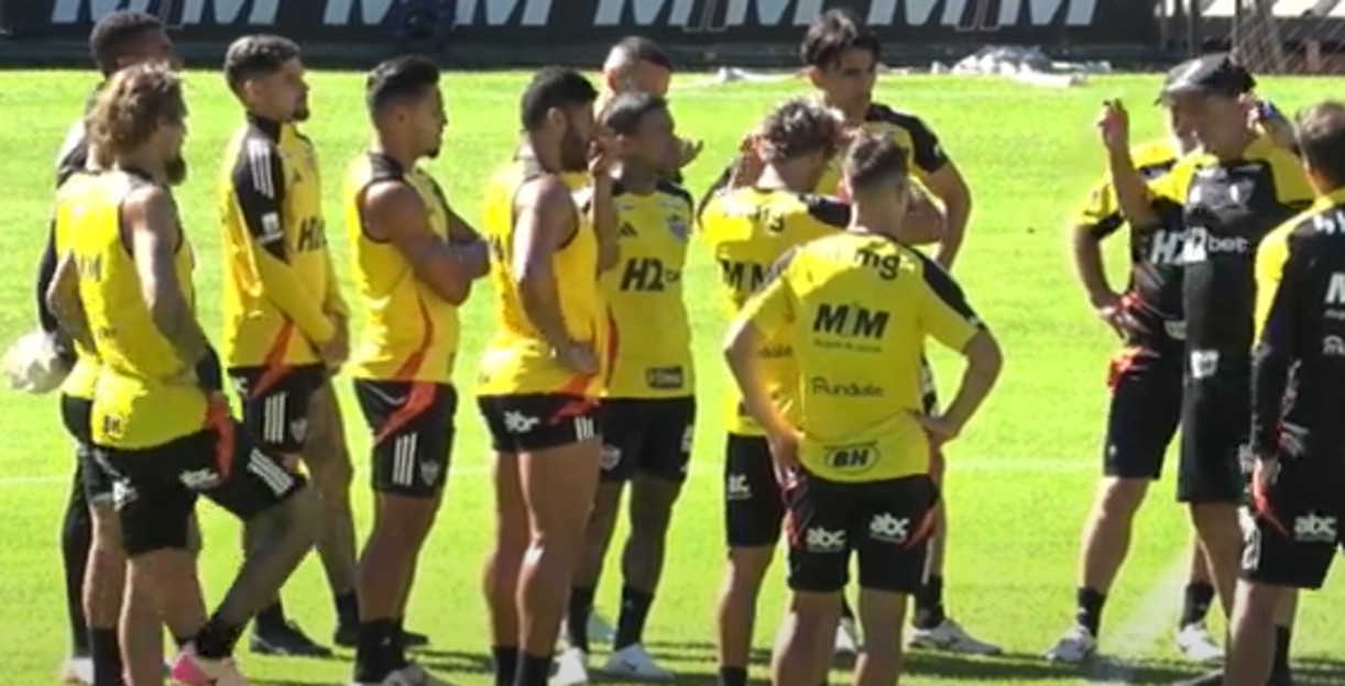 Cuca passa instruções aos jogadores durante treino aberto à imprensa na Cidade do Galo