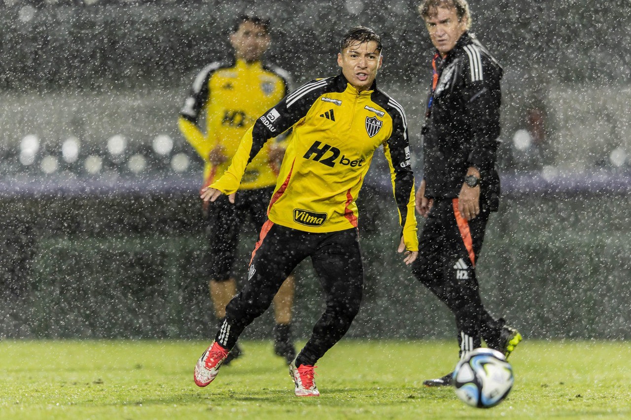 Treino do Atlético na terça (21) foi realizado debaixo de muita chuva e frio intenso
