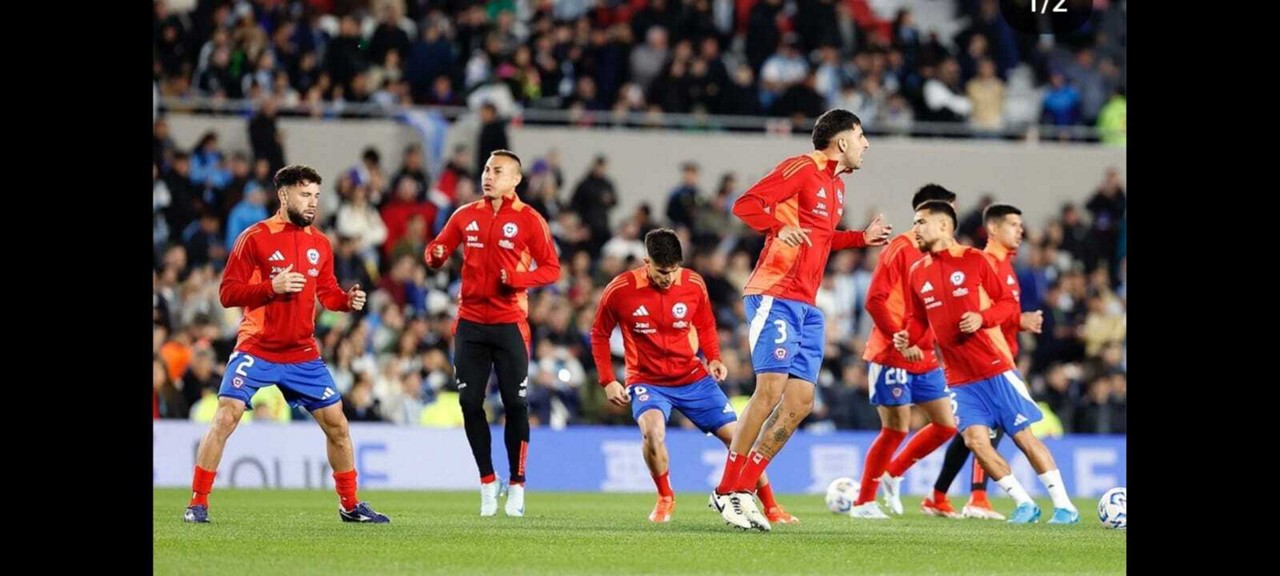 Eduardo Vargas (de calça de moletom) durante aquecimento da seleção do Chile para enfrentar a Argentina