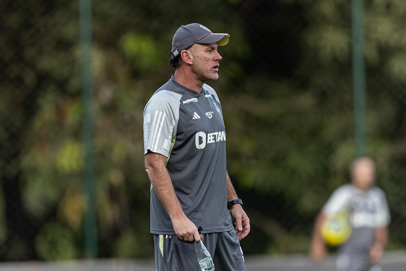 Técnico Gabriel Milito poderá utilizar os reservas no jogo de hoje