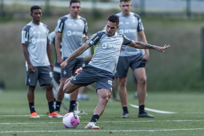 Atacante Paulinho durante treino na Cidade do Galo