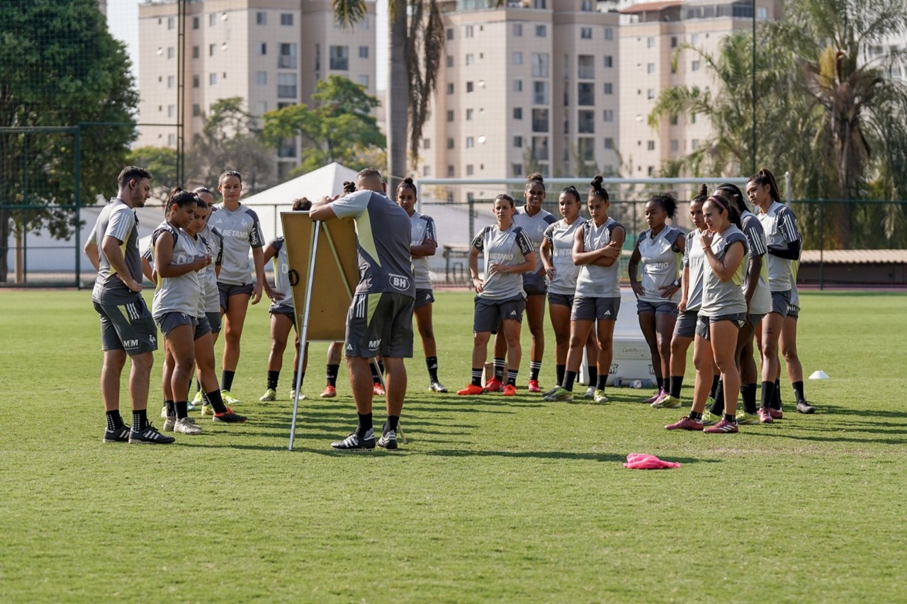 Jogadoras do Atlético recebem instruções da comissão comandada pelo técnico Adriano Gutierrez