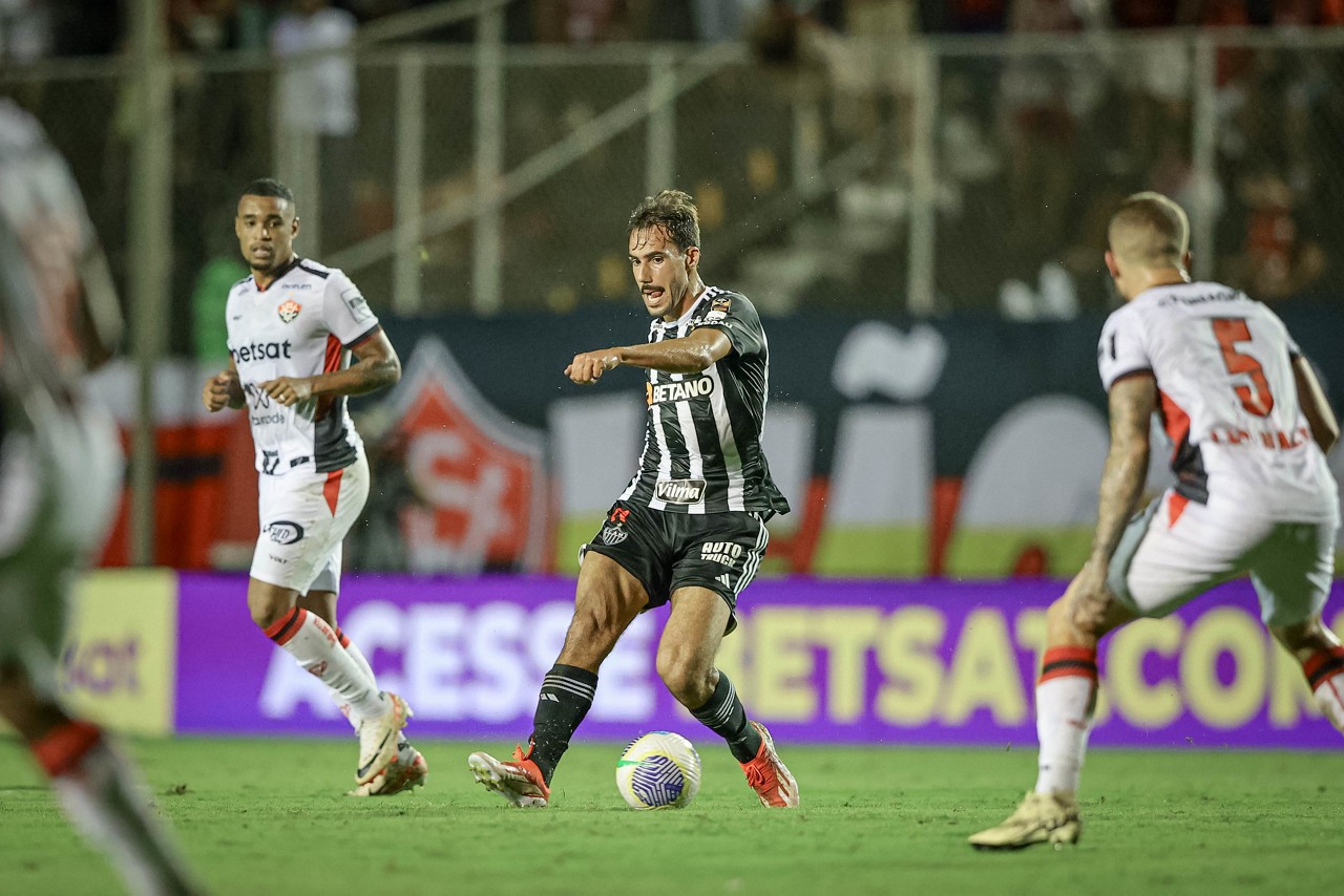 Igor Gomes em ação pelo Galo contra o Vitória