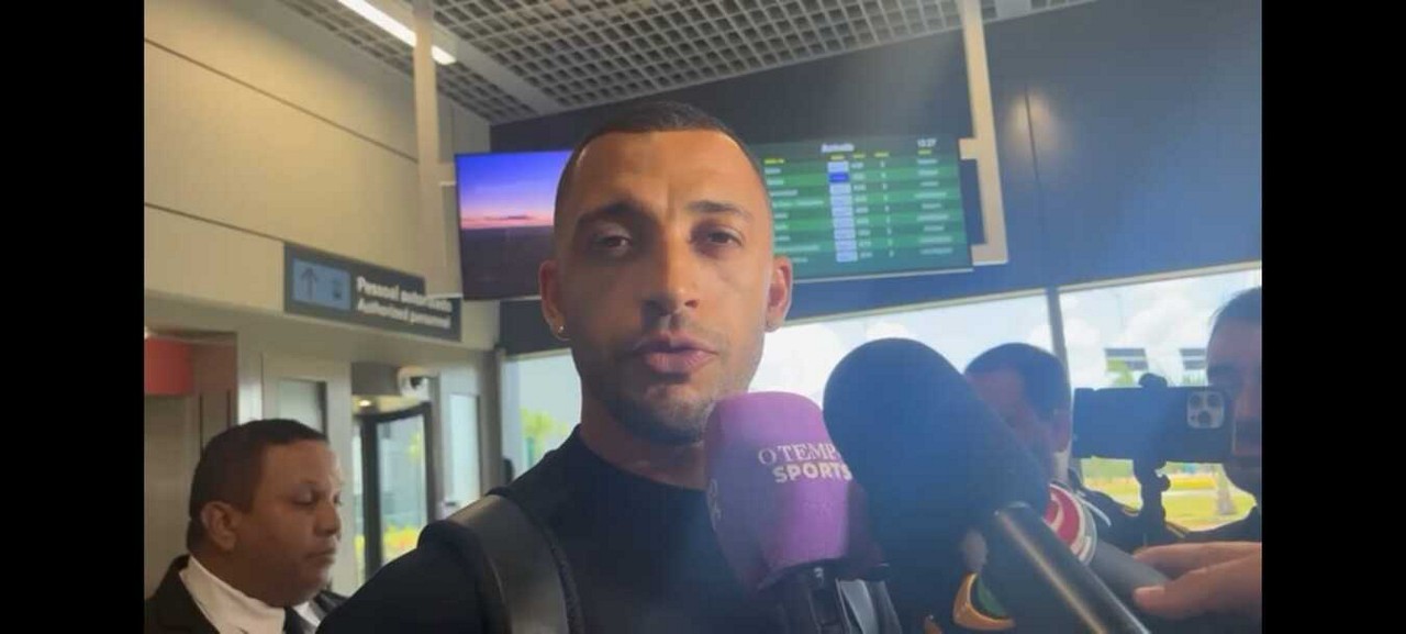 Zagueiro Vitor Hugo conversou com a imprensa logo em seu desembarque em Confins