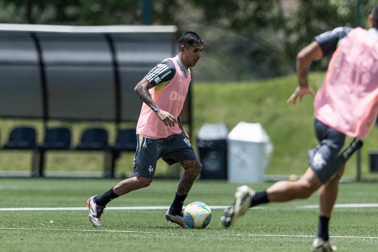 Zaracho em ação durante treino do Atlético neste segunda (18), na Cidade do Galo