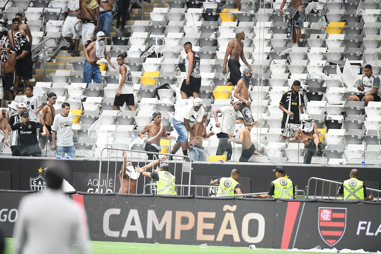 Torcedores tentam invadir o gramado após a final entre Atlético-MG x Flamengo