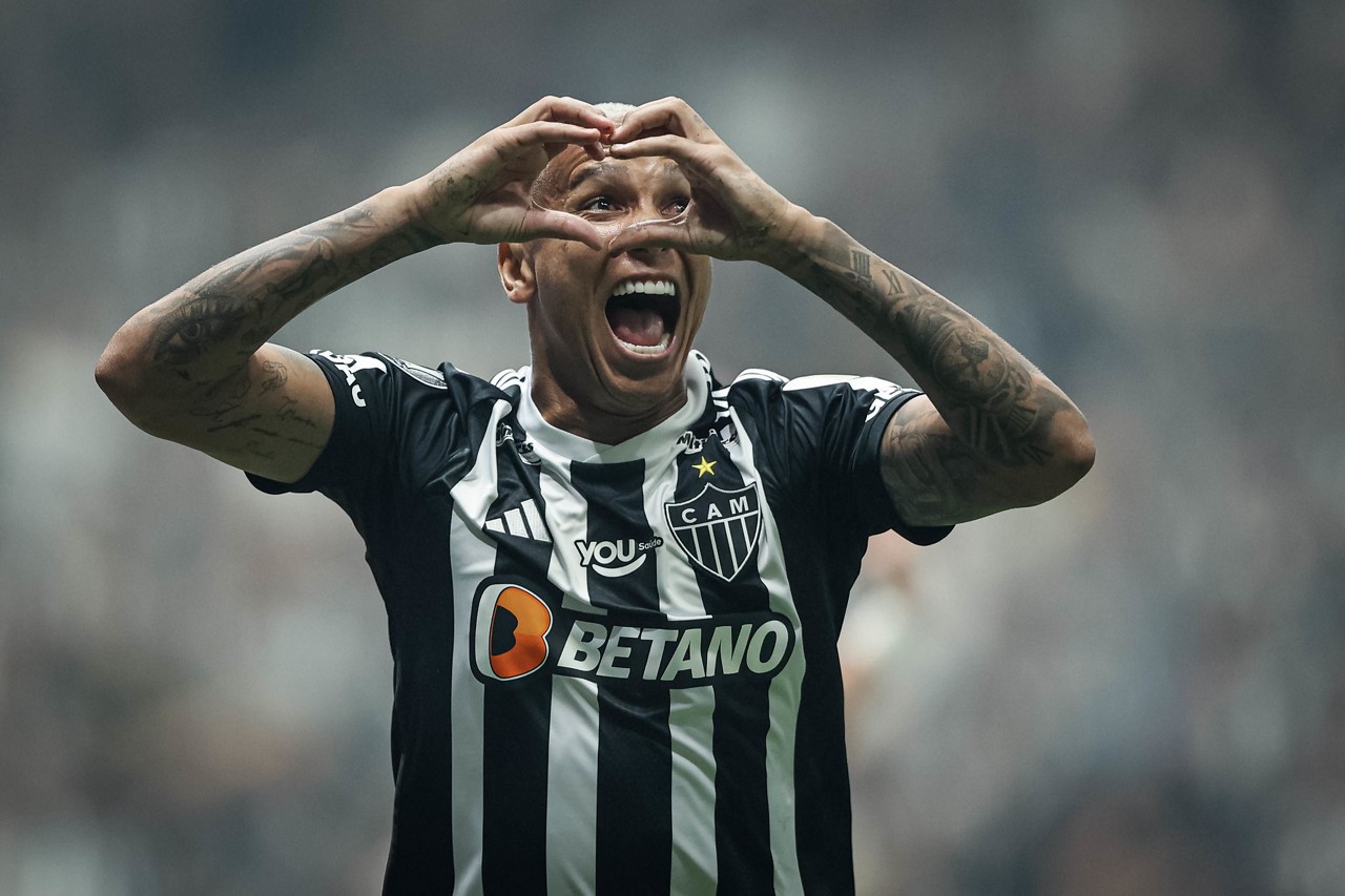 Deyverson marcou dois gols e deu uma assistência na vitória do Atlético por 3 a 0 diante do River