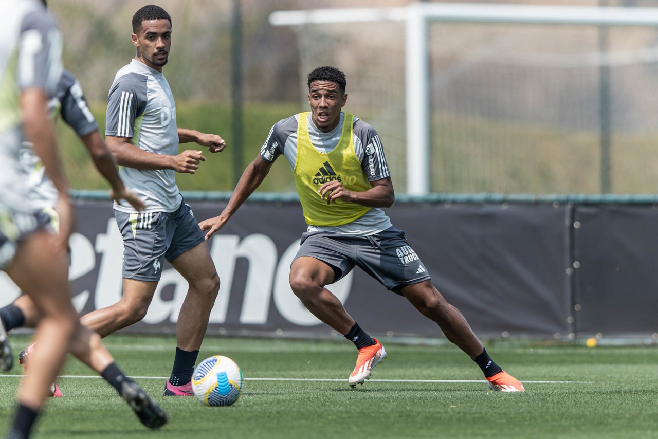 Brahian Palacios durante treino do Atlético na Cidade do Galo