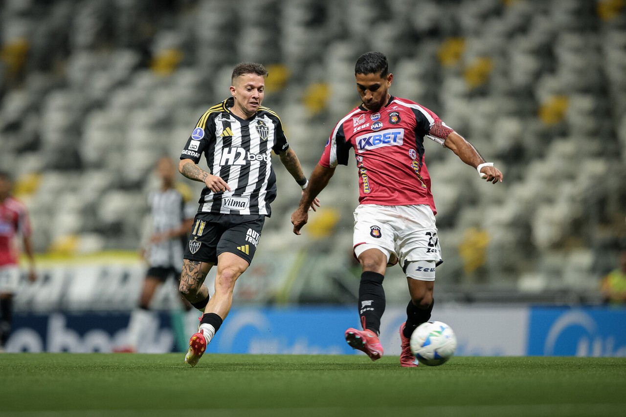 Bernard em ação pelo Galo durante o jogo com o Caracas, na Arena MRV