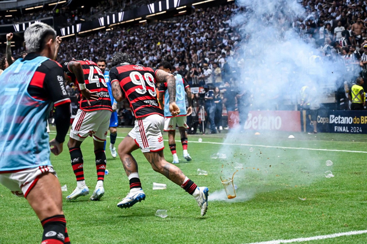 Bomba caiu perto de jogadores do Flamengo, além de atingir profissionais da imprensa