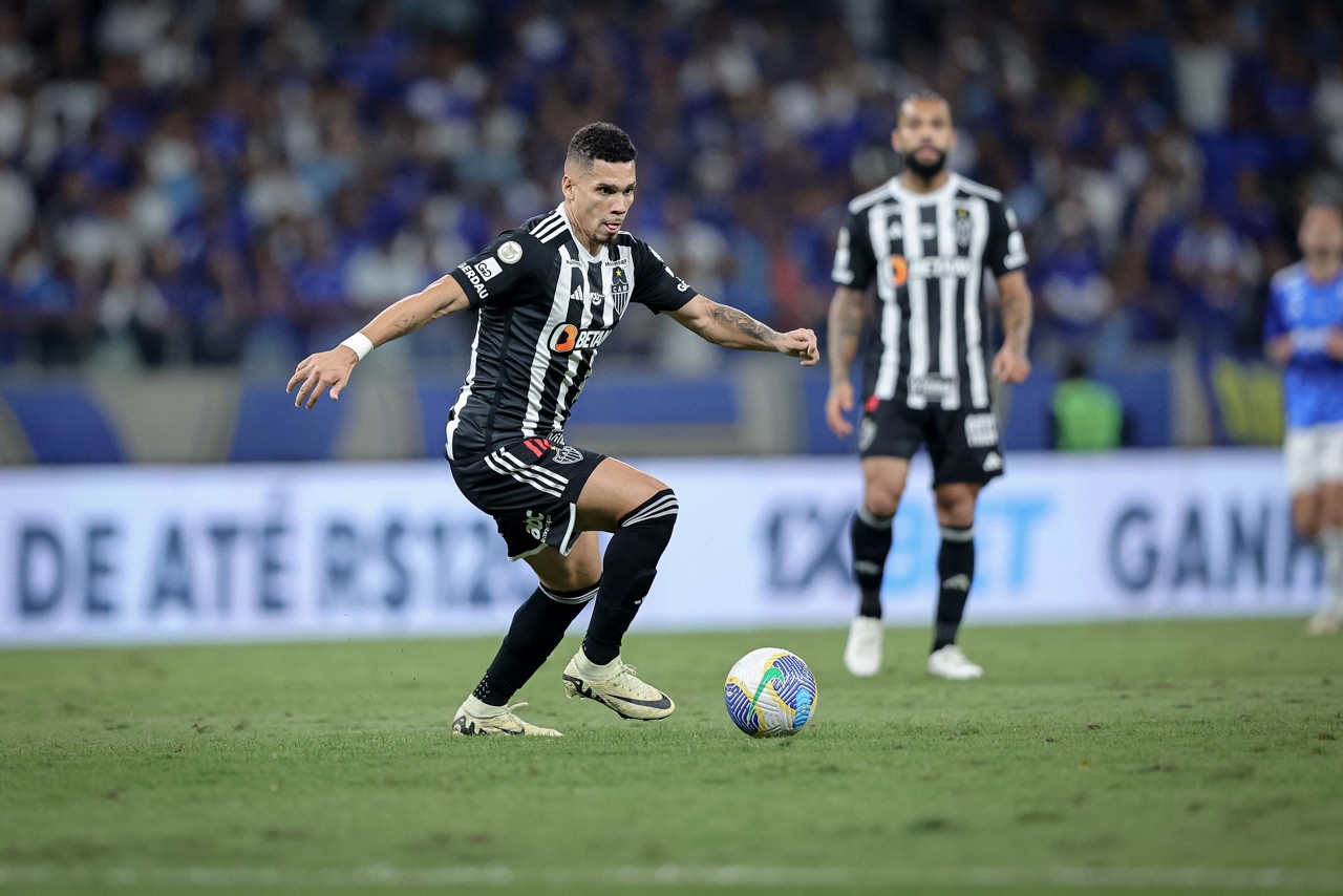 Atacante joga com dores e não descarta uma possível cirurgia para solucionar o problema