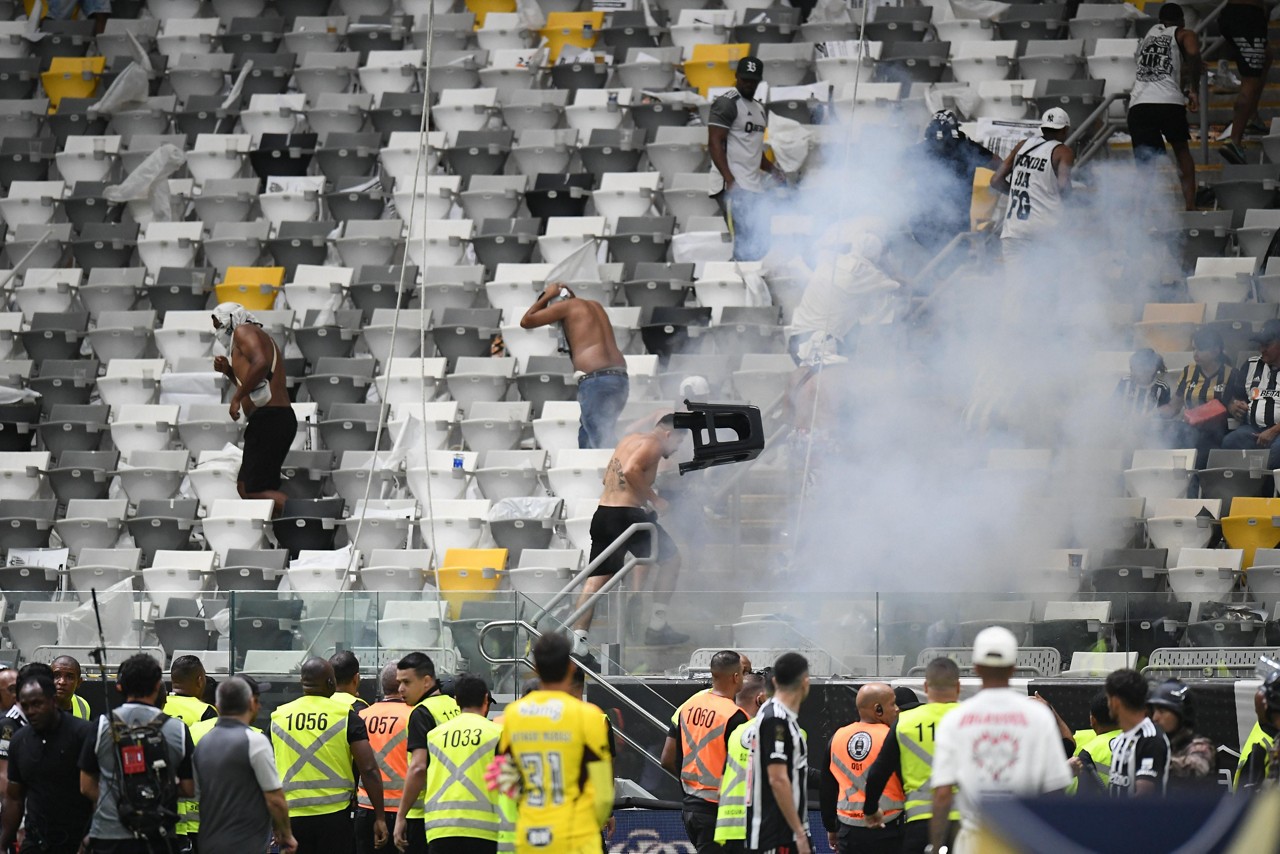 Policiais usaram gás de pimenta para dispersar torcedores que tentaram invadir o gramado após o jogo