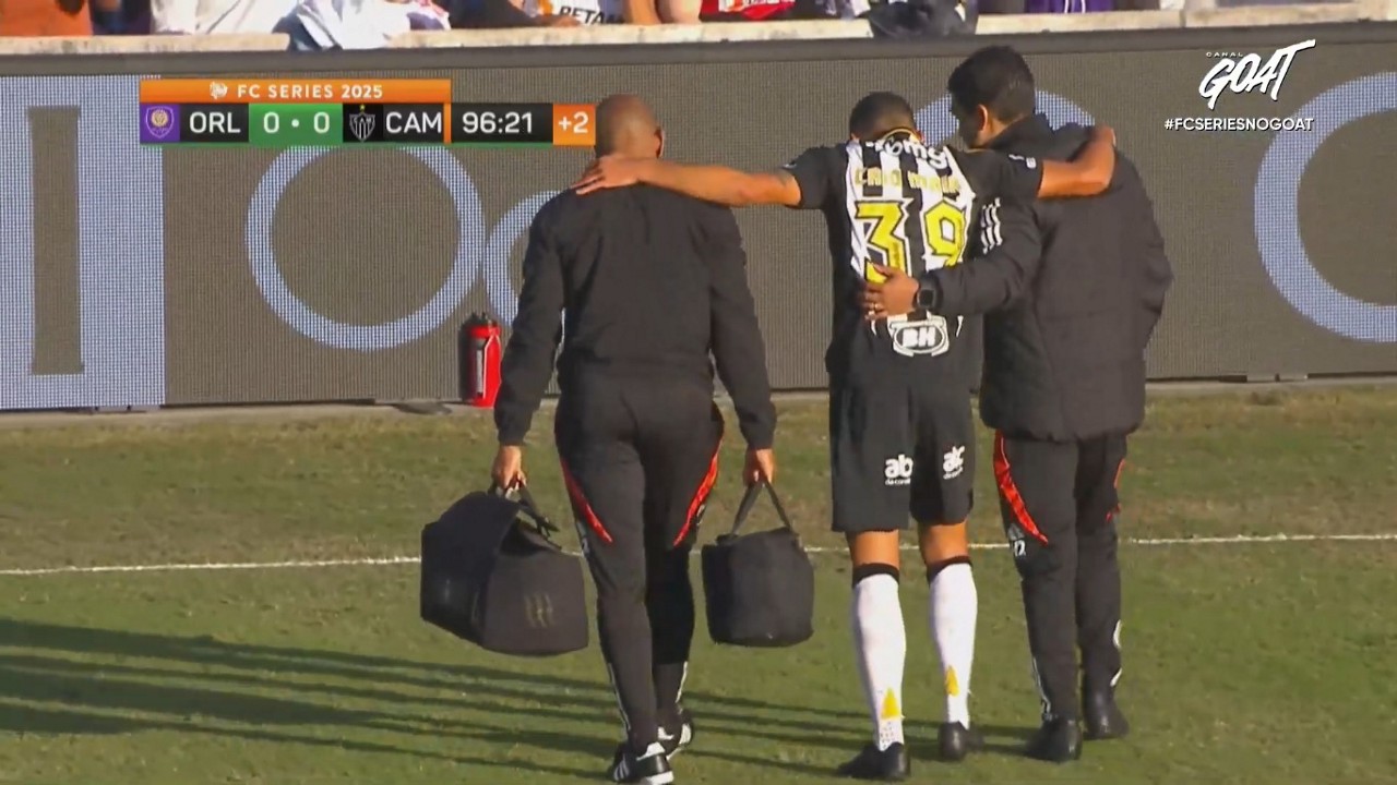 Atacante deixou o campo chorando e precisando de ajuda