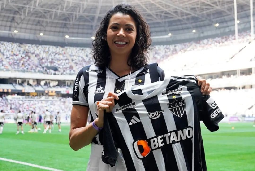 Carol, central da seleção brasileira de vôlei, recebe camisa do Atlético na Arena MRV