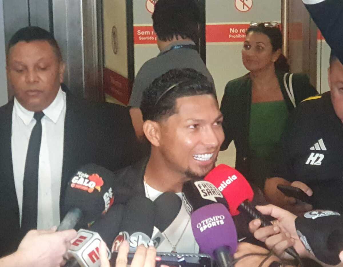 Atacante Rony está regularizado e liberado para jogar no Atlético