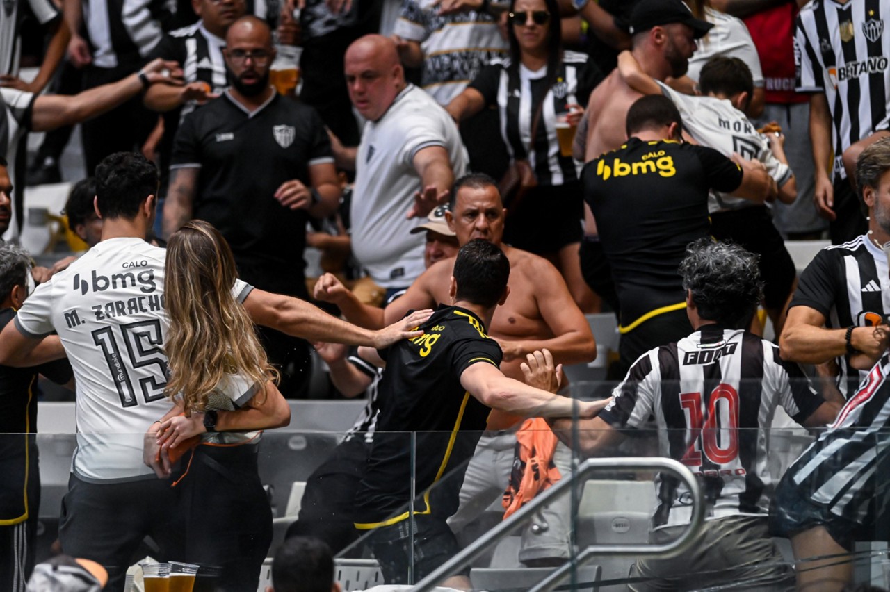 Torcedores atleticanos brigaram entre si após o gol do Flamengo