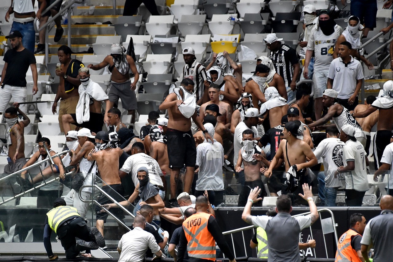 Integrantes da torcida organizada Galoucura, encapuzados, tentaram invadir o campo durante a comemoração do Flamengo