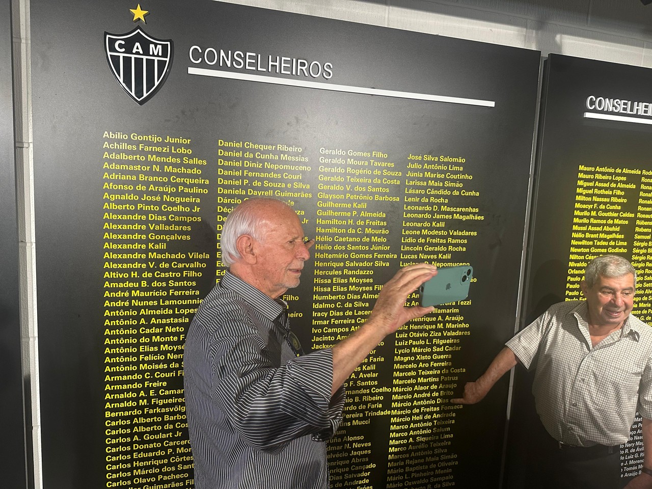 Conselheiro do Atlético registra seu nome na parede da Arena MRV
