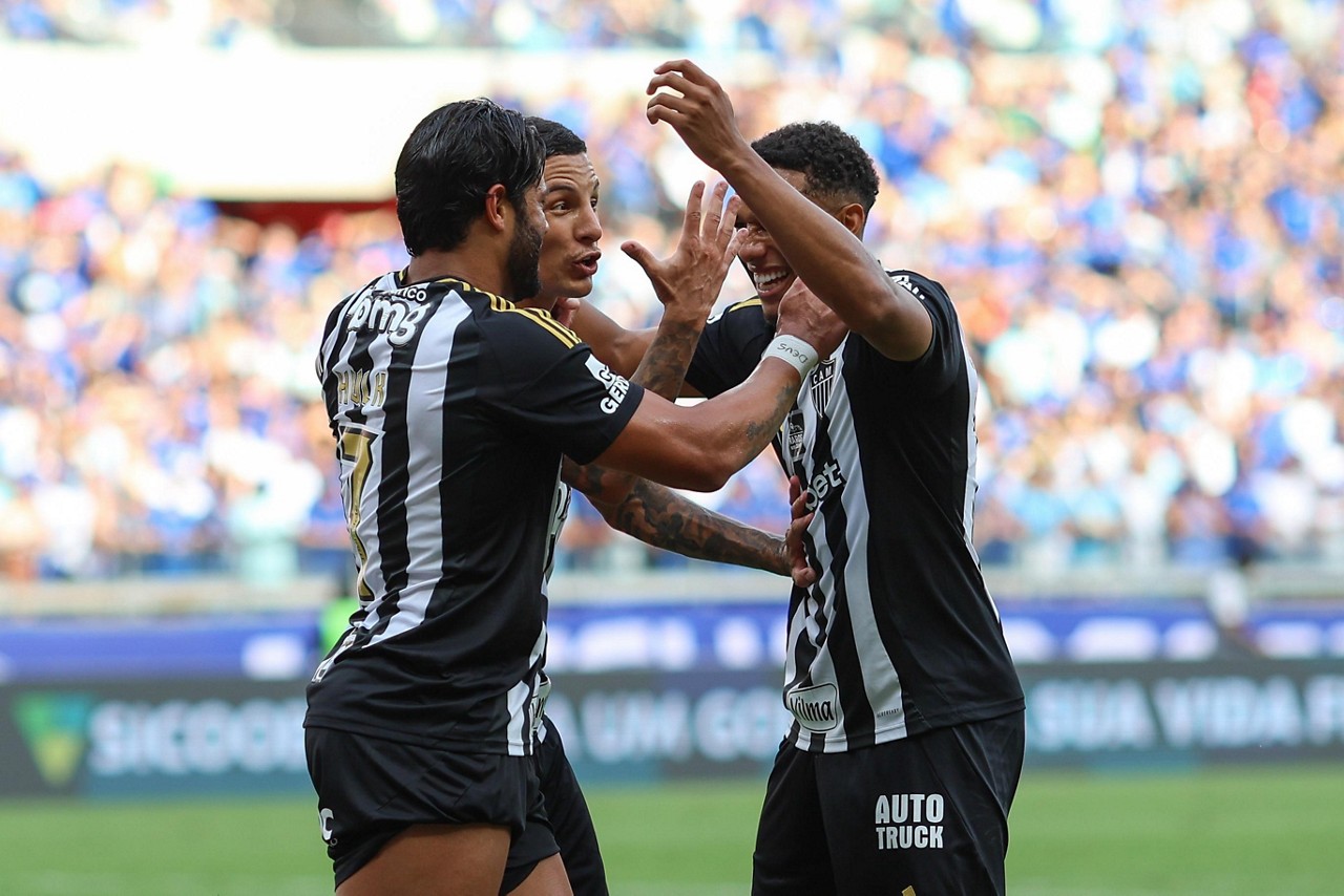 Autor dos gols da vitória, Hulk comemora com Arana e Palacios