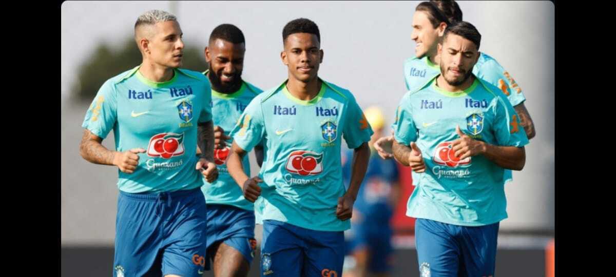 Arana (à esquerda) e William (à direita) participam de treinamento da seleção brasileira